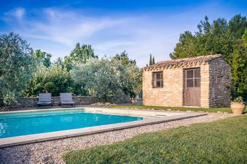 Gîte pour 8 personnes, avec piscine ainsi que jardin et terrasse à Vaison-la-Romaine