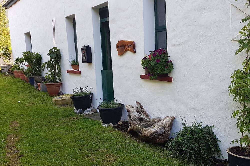 Traditional stradbally country cottage in village location close to beach in Dingle Peninsula