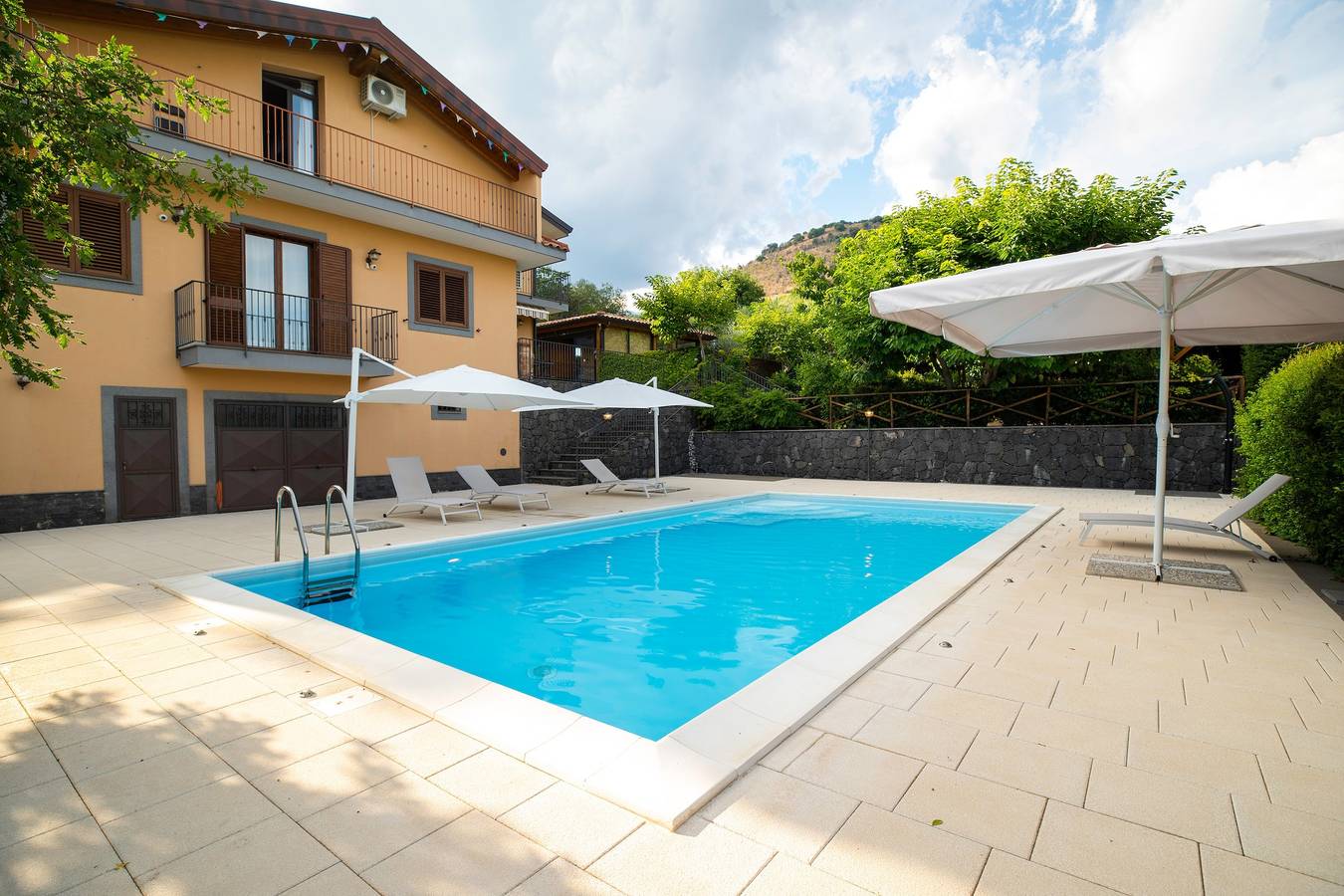 Villa Sara sull'Etna con piscina privata, idromassaggio e Wi-Fi in Viagrande, Etna