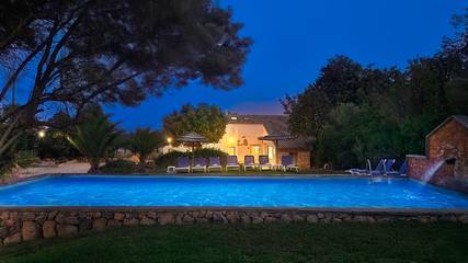 Casa rural para 18 personas, con jardín además de terraza y piscina, Se admiten mascotas en Paderne
