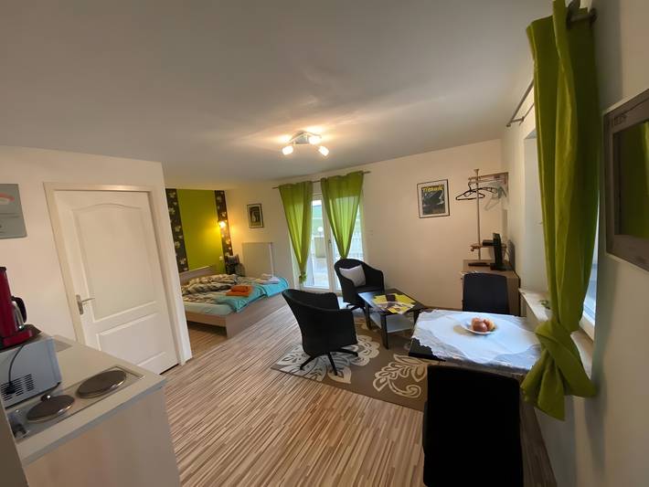 Chambre d’hôtes « Chambre Double - Côté Jardin » : vue montagne, terrasse privée et Wi-Fi in Xertigny, Région d'Épinal
