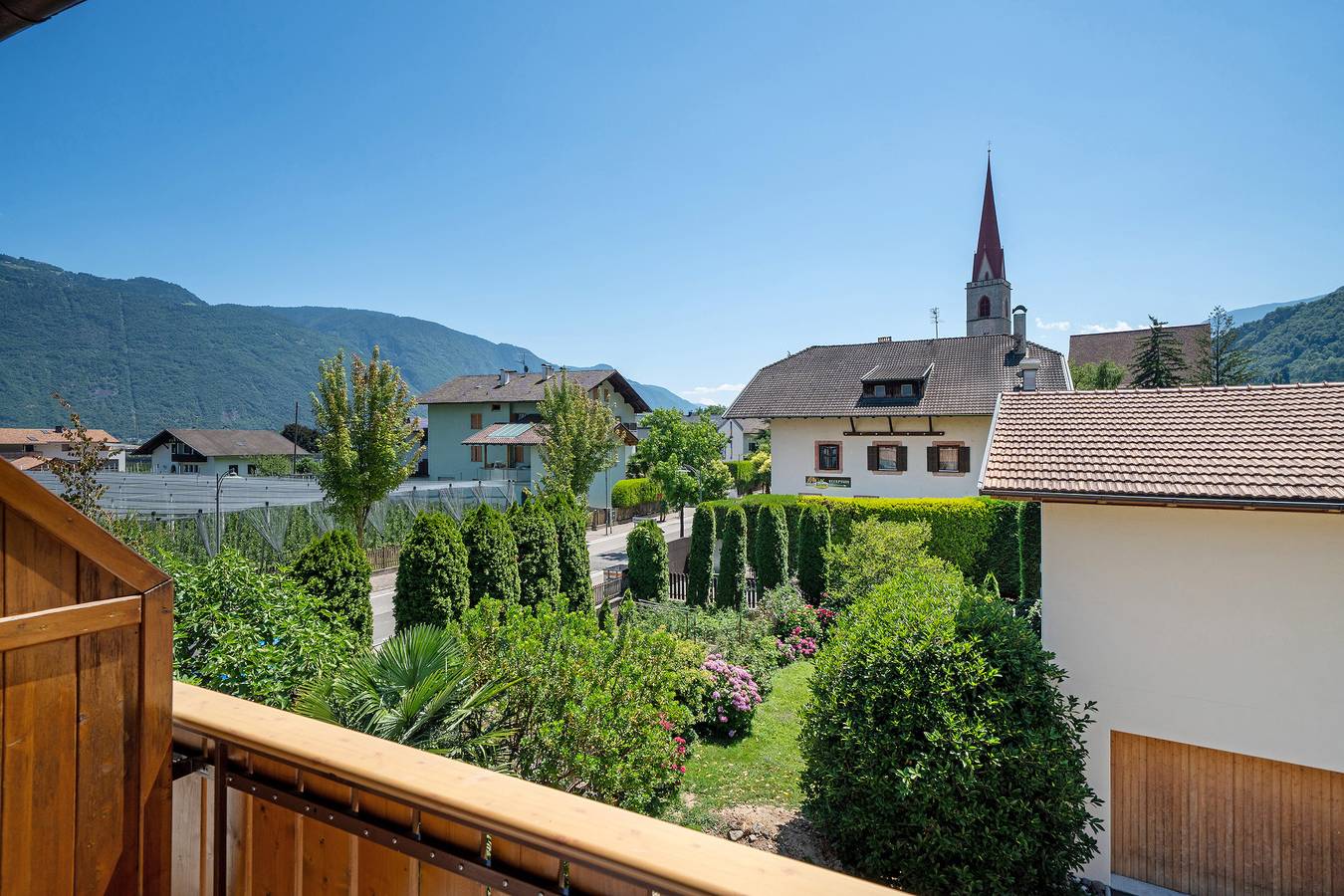 Entire apartment, Apartment 'Rosalie  8' with Mountain View, Shared Pool and Wi-Fi in Lana di Sotto, Lana