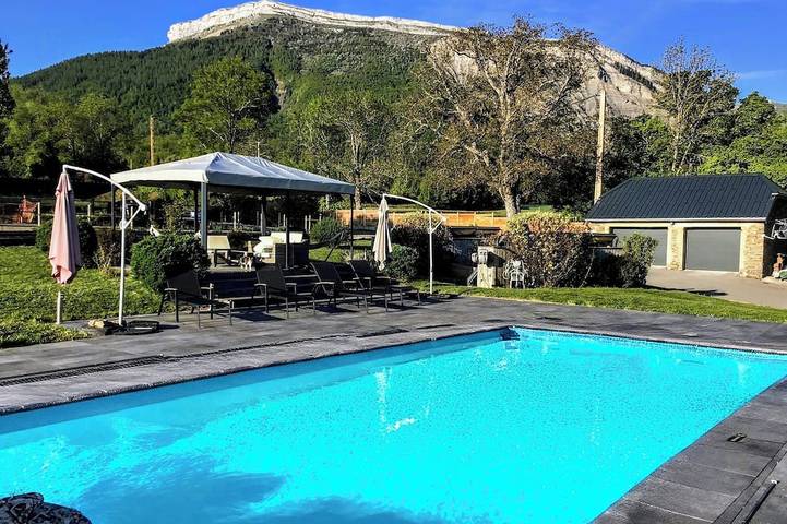 Location de vacances pour 17 personnes, avec Balcon ainsi que Jardin et Piscine à Manteyer