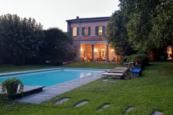 Villa per 26 persone, con giardino e piscina in Franciacorta