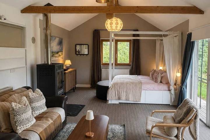 Waterside Cabin | Cavan Lakes | Hot Tub in County Cavan
