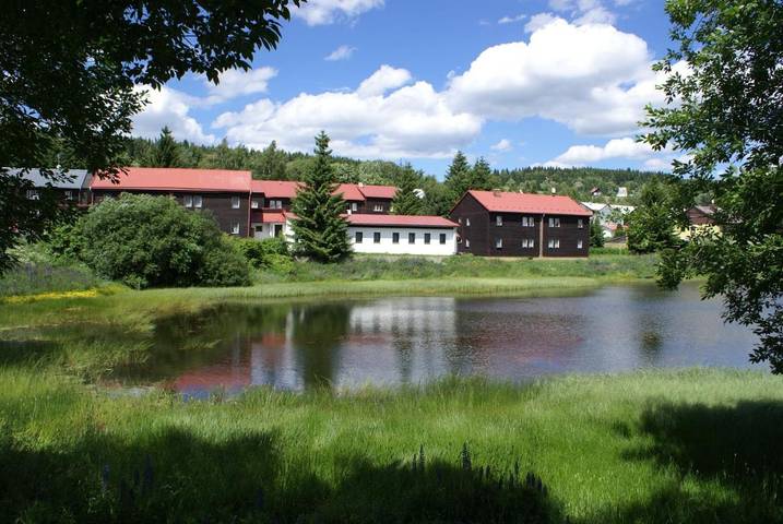 Ferienhaus für 35 Personen, mit Garten und Seeblick in Jáchymov