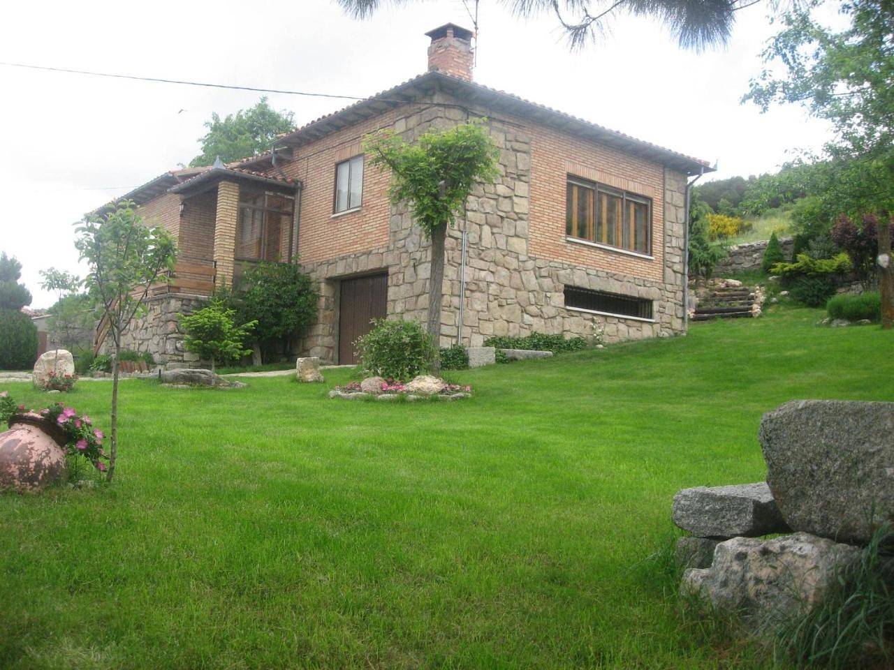 Three-Bedroom Townhouse in Hoyos del Espino, Provincia de Ávila