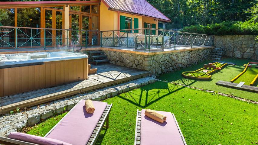 Ferienhaus für 5 Personen, mit Garten und Whirlpool sowie Terrasse