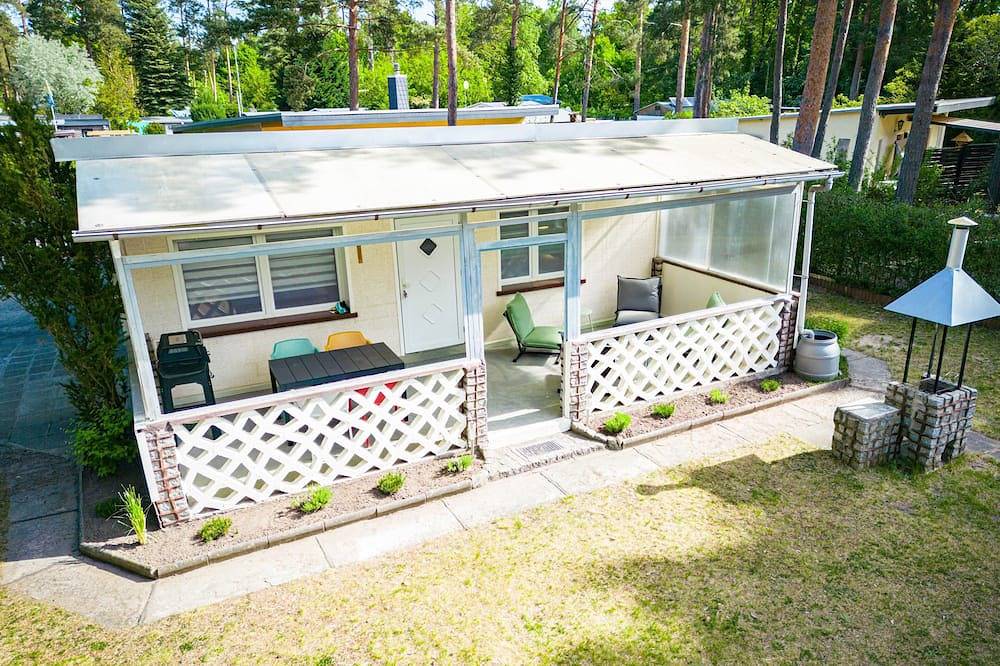 Waldbungalow mit Wlan und Terrasse in Seenähe-Hund willkommen in Dannigkow, Gommern