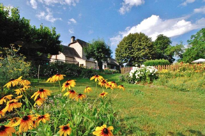Gîte pour 4 personnes, avec terrasse et piscine, animaux acceptés dans Saint-Geniez-ô-Merle