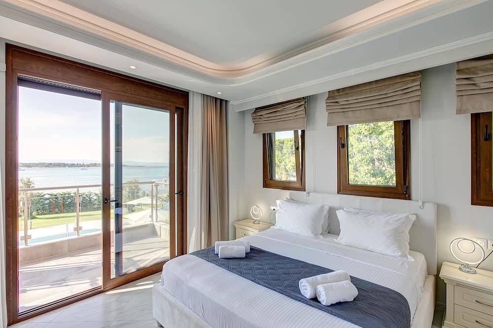 Beachfront villa in Vourvourou, Halkidiki with private pool, ideal for families. in Vourvourou, Sithonia Halbinsel