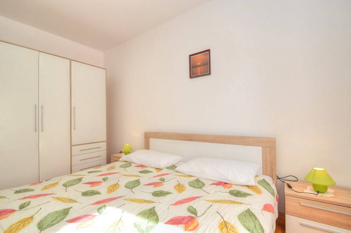Ganze Wohnung, Das Apartment Rahela 1 in Mali Lošinj, Zagazinjine, geeignet für 4 Personen, im Erdgeschoss besteht aus: zwei Schlafzimmern mit Doppelbetten, Küche und Esszimmer, Wohnzimmer und Terrasse. in Mali Lošinj, Lošinj
