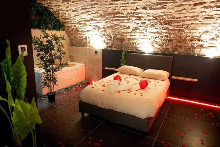 Gîte pour 2 personnes, avec jacuzzi dans Office De Tourisme Millau Grands Causses - 4