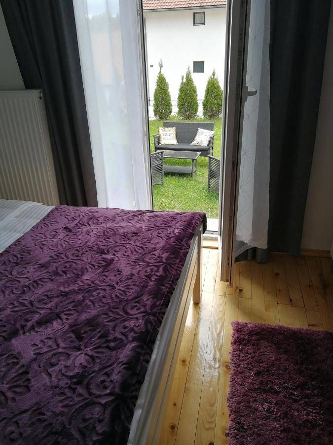 Appartement de vacances pour 3 personnes, avec bassin pour enfant ainsi que vue et jardin