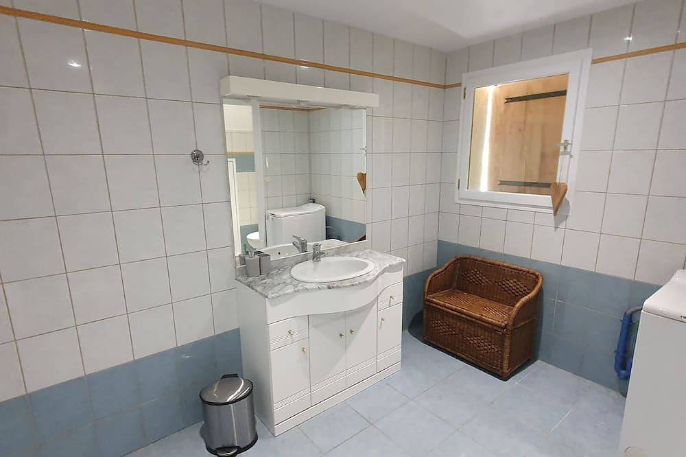 Rural 2 bedroom fully equiped Chalet, 1 of 2, by lake near Chaillac sleeps max 6 in Chaillac, Le Blanc und Umgebung