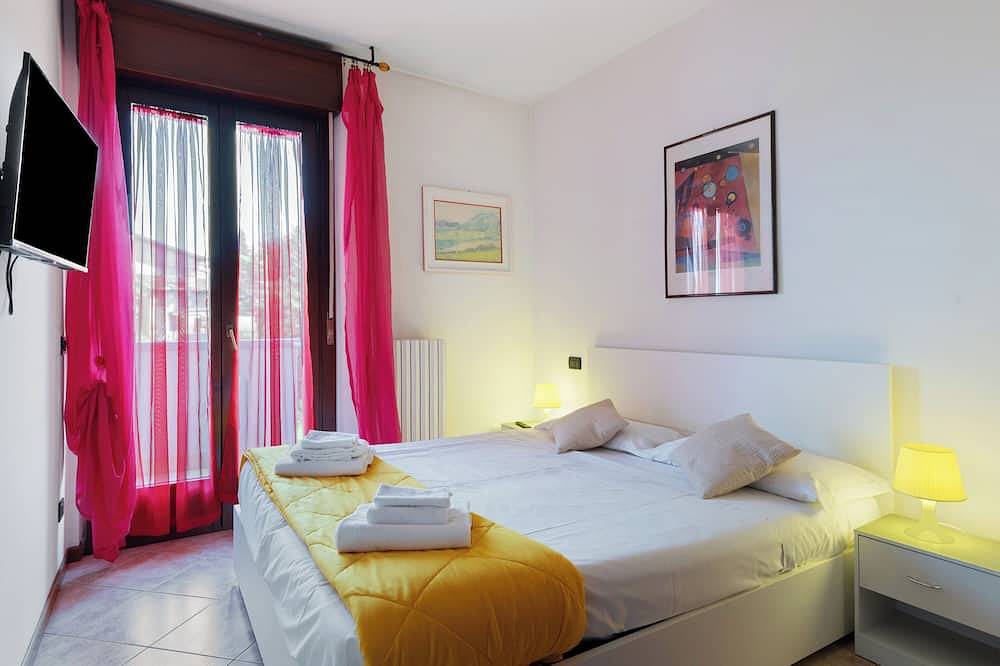 Entire apartment, Apartment 'Athena' with Private Garden, Wi-Fi and Air Conditioning in Castelnuovo del Garda, Garda Mountains