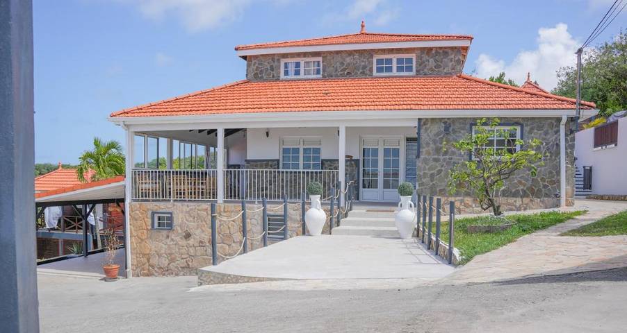 Villa pour 16 personnes, avec piscine ainsi que balcon et jacuzzi