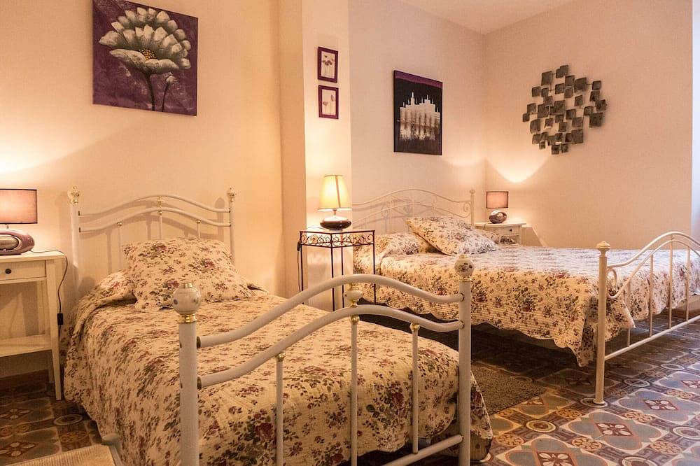 Charming stone house 3* small heated swimming pool near Pezenas in Cazouls-d'Hérault, Côte d'Améthyste