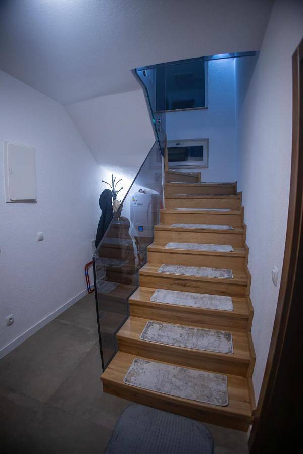 Villa Noar, Cozy 4Br Mountain w, Fireplace, Lake View, Brezovicë in Gemeinde Shtërpcë