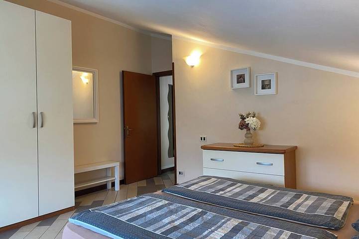 Ganze Wohnung, Right on the lake, view of the lake and mountains, 200m to shop in Idro, Gardasee-Berge