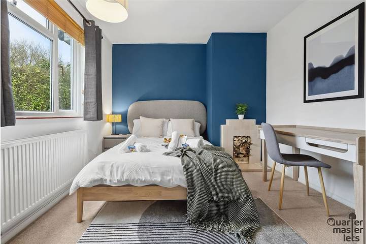 2x Bedroom Bungalow (Sleeps 6x) w. Parking in West Horsley, Guildford