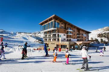 Hôtel pour 2 personnes, avec piscine et sauna ainsi que vue et terrasse, animaux acceptés dans Arc 2000