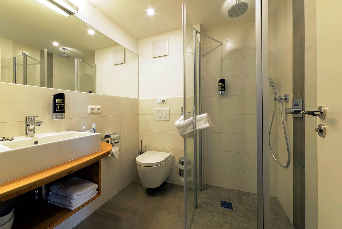 Ganze Ferienwohnung, Chiemseeleben - Ferienwohnung Geniessen für 2-8 Personen, 1. Og und Dg, 4 Schlafzimmer, 2 Bäder, 128 qm, Terrasse in Breitbrunn am Chiemsee, Chiemsee