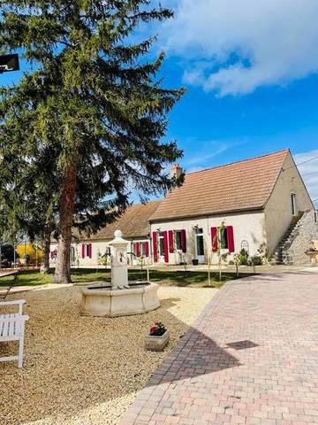 Gîte pour 8 personnes, avec terrasse à Montaigu-le-Blin