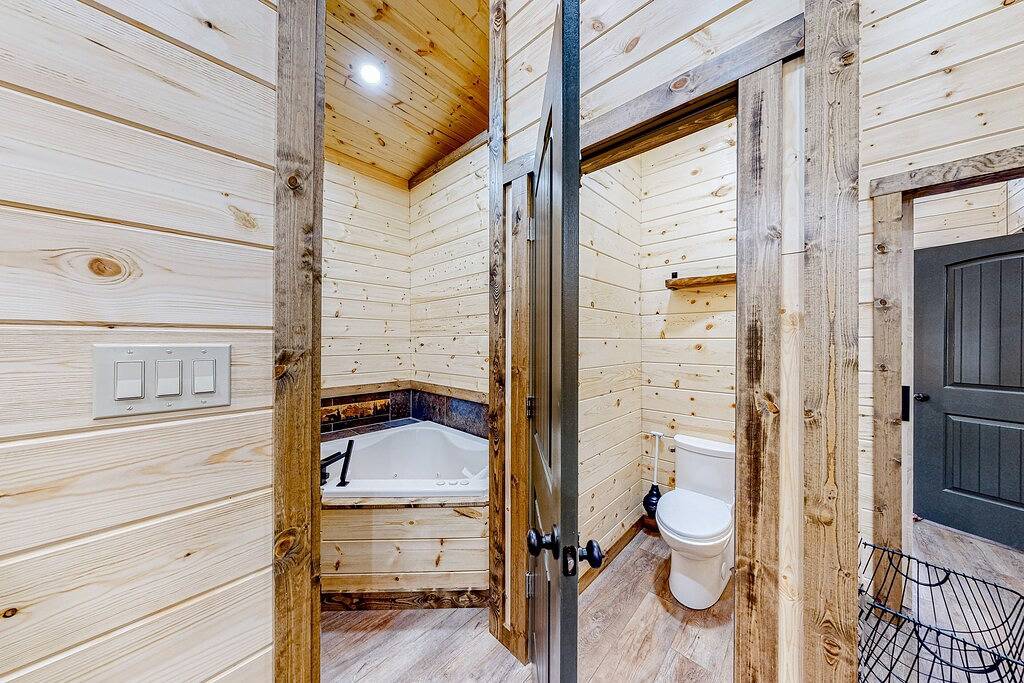 Dog-friendly home with a private hot tub, Wifi, pool table, fireplace, & A/C in Chattahoochee National Forest