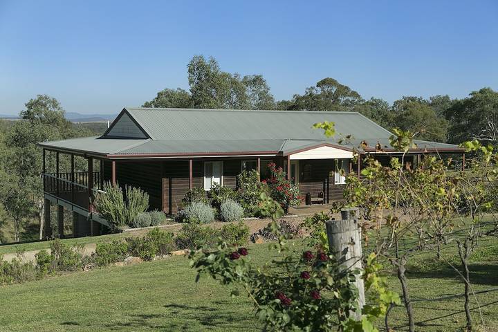 Holiday home for 7 people, with pool and balcony as well as garden in Pokolbin