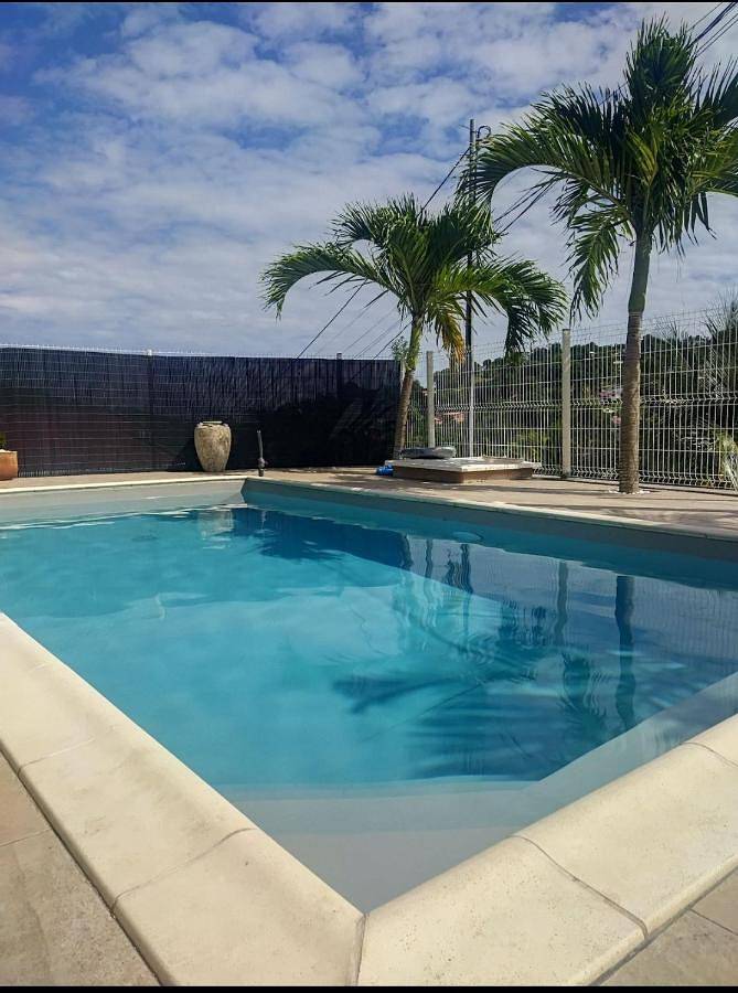 Appartement de vacances pour 4 personnes, avec terrasse ainsi que vue et piscine