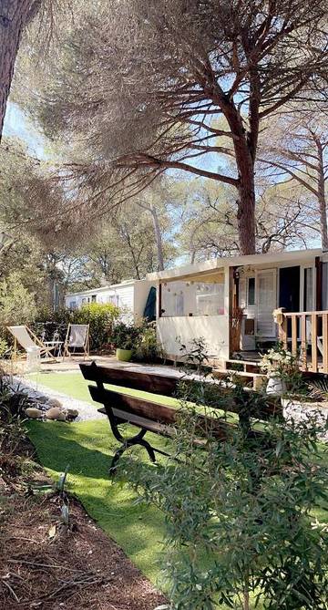 Camping pour 6 personnes, avec jardin ainsi que piscine et jacuzzi à Roquebrune-sur-Argens