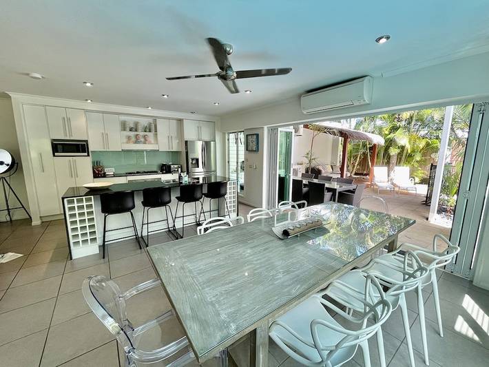 Holiday home for 7 people, with pool and hot tub as well as garden in Palm Cove