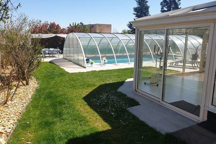 Gîte pour 6 personnes, avec Balcon ainsi que Jardin et Piscine