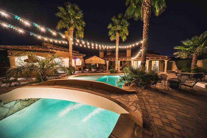 Vacation rental for 16 people, with terrace and hot tub in Riverside County