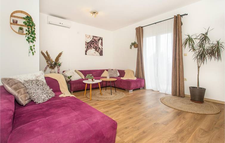 Entire holiday apartment, Charming 2km from Strobec Beach: WiFi, AC, Parking & Terrace in Podstrana, Split-Dalmatia