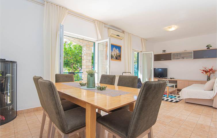 Ganze Ferienwohnung, Geräumige 2-Zimmer-Wohnung mit Terrasse, WLAN und 600 m zum Strand in Brodarica, Šibenik-Knin
