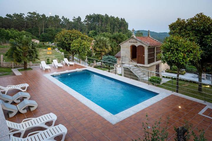 Casa de vacaciones para 12 personas, con vistas además de jardín y piscina, Se admiten mascotas en Provincia de Pontevedra - 3