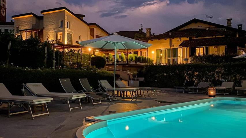 Agriturismo per 6 persone, con Balcone e Terrazza nonché Giardino e Piscina a Cherasco