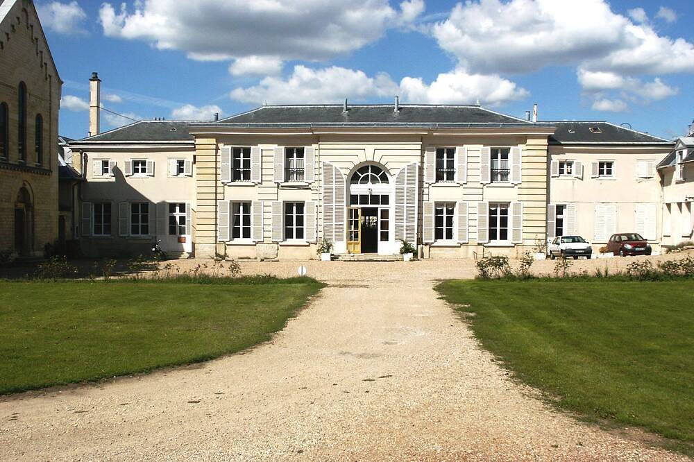 Tiers lieu de l'Ermitage, Room 1 in Versailles, Yvelines