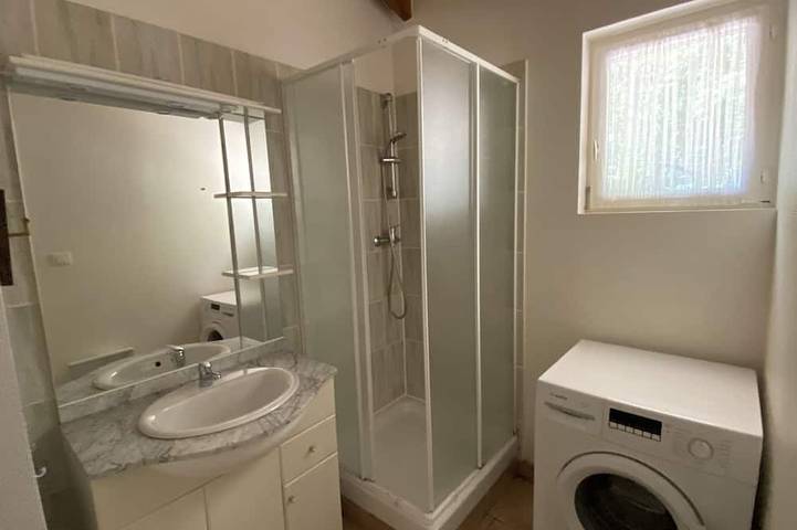 Gîte pour 5 personnes, avec terrasse ainsi que jardin et piscine à Doissat - 4