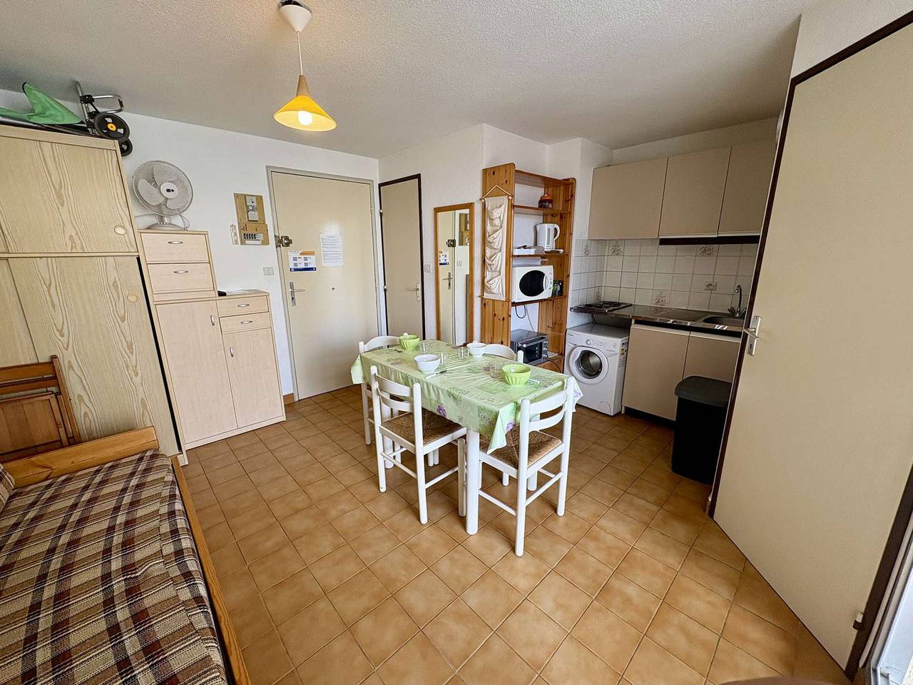 Entire apartment, Cozy 1-Br Apartment with Pool Access, Near Beach, Sleeps 4, Narbonne Plage in Narbonne Plage, Narbonne