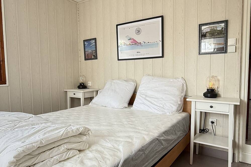 Authentic Gruissan chalet, 6 people, electric car socket in Plage des Chalets, Gruissan