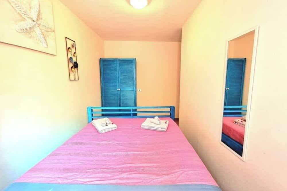 4 min walk to the beach! Cosy home with lush patio. in Solanas, Comune di Sinnai