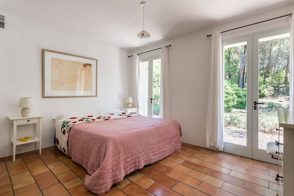 Mountainside 5 bed villa with 6m by 12m swimming pool in the Luberon Valley. in Mérindol, Parque natural regional del Luberon