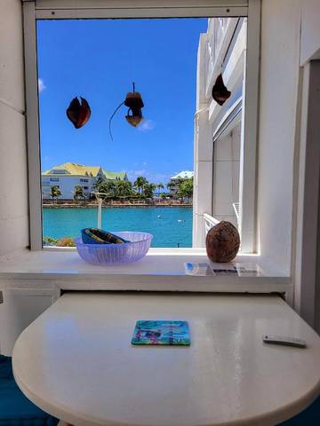 Gîte pour 2 personnes, avec piscine ainsi que vue et terrasse dans Port De Saint Francois