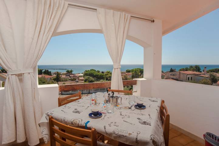 Ganze Wohnung, Ferienwohnung "Vista Mare" in der Nähe dem Strand mit Meerblick, Balkon & Garten in Porto Columbu, Sarroch