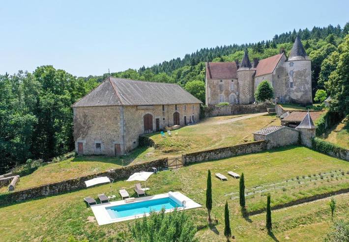 Location de vacances pour 10 personnes, avec piscine ainsi que jardin et vue, adapté aux familles à Champagnat