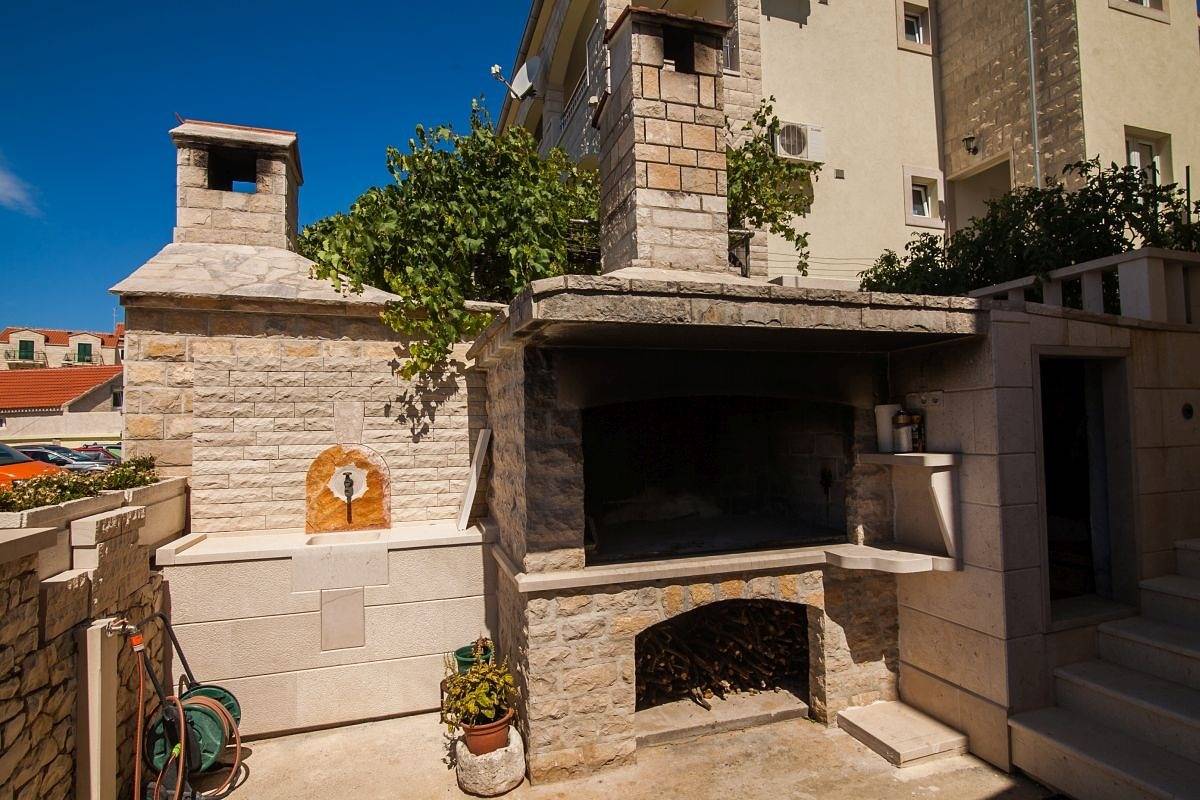 Ganze Wohnung, 2-Zimmer-Ferienwohnung mit Terrasse und Meerblick Bol, Brac A-23848-b in Bol, Brac