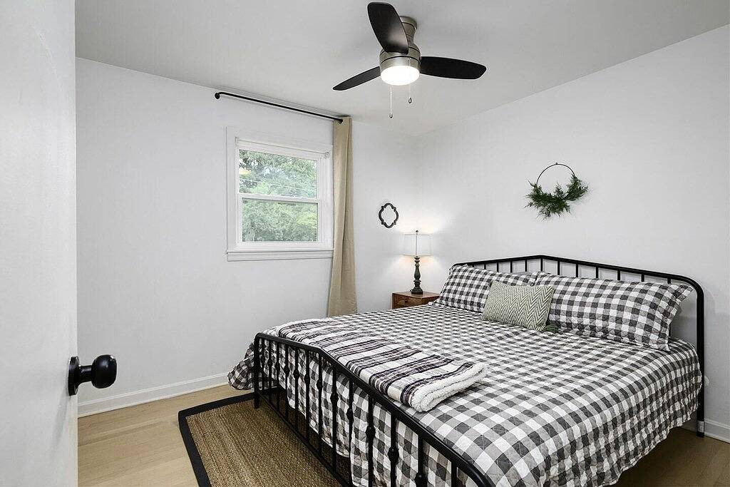 Newly Renovated Cozy 4 Bedroom with King Bed l 10 min from Brave Stadium in Cobb County